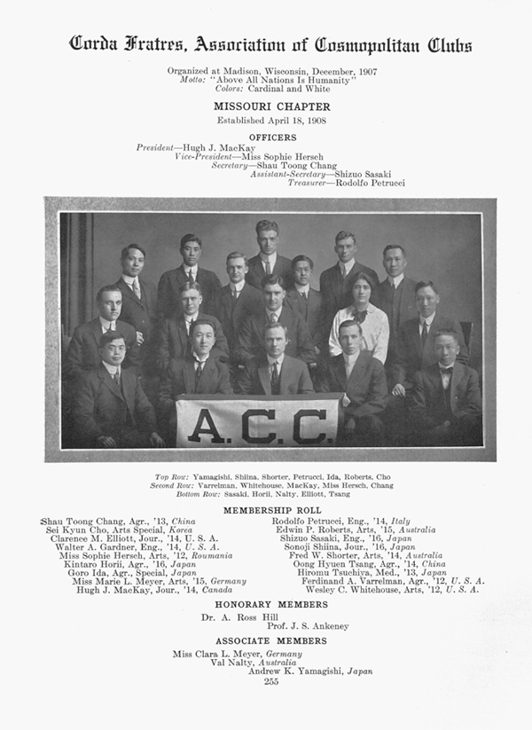 Фотография Сиина Сонодзи (второй слева в третьем ряду) и Хории Рёхо (второй слева в первом ряду) была снята в Миссурийском университете г. Колумбия штата Миссури вместе с их коллегами по студенческой ассоциации “Cosmopolitan Club” для номера студенческого журнала Savitar, вышедшего в 1913. 